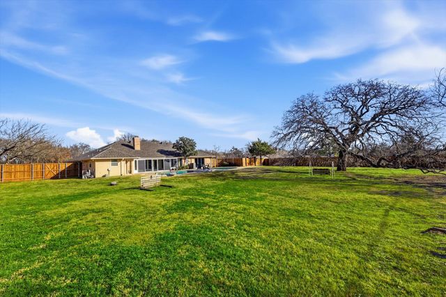 361 Oakview Drive, Lewisville, TX 75077