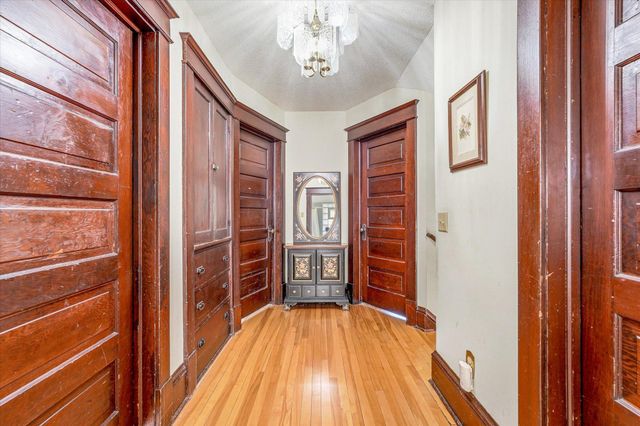 2016 Laurel Avenue, Saint Paul, MN 55104