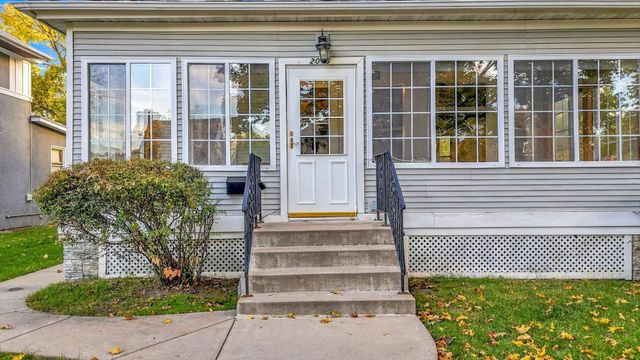 2016 Laurel Avenue, Saint Paul, MN 55104