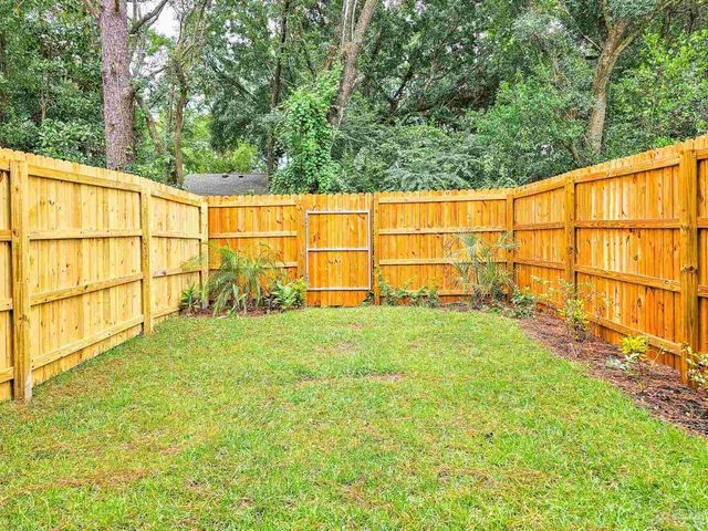 1211 Fairchild Village Dr, Pensacola, FL 32504