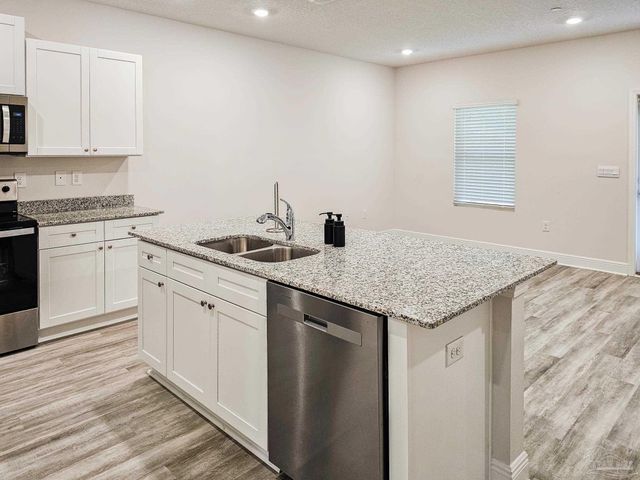 1211 Fairchild Village Dr, Pensacola, FL 32504