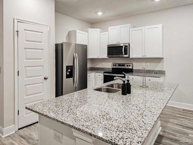 1211 Fairchild Village Dr, Pensacola, FL 32504