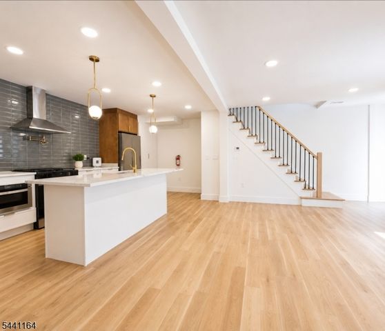 7 Pierce Ave, Jersey City, NJ 07307