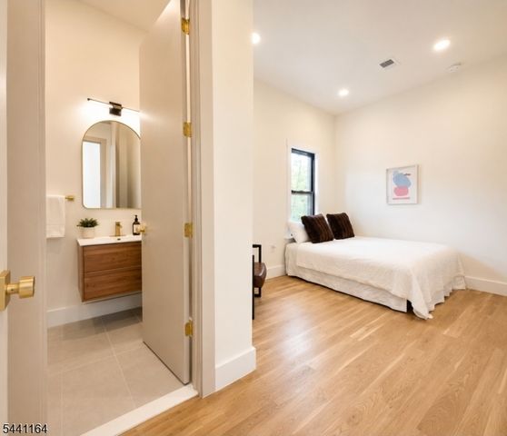 7 Pierce Ave, Jersey City, NJ 07307