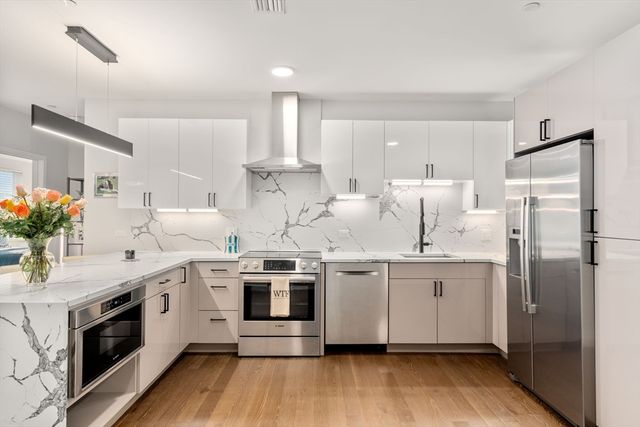 68 Los Angeles St PH5, Newton, MA 02458