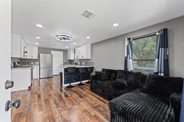 1219 Walnut Avenue, Rosenberg, TX 77471