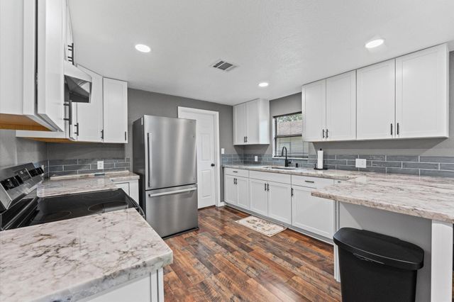 1219 Walnut Avenue, Rosenberg, TX 77471