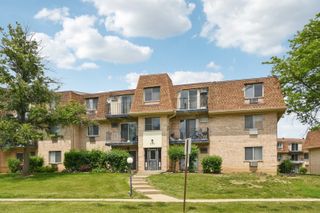 226 Shorewood Drive 2A, Glendale Heights, IL 60139