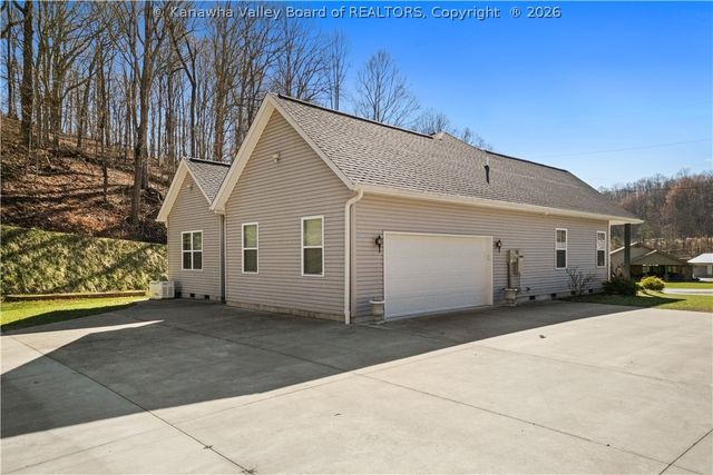 2935 Newhouse Drive, Charleston, WV 25302
