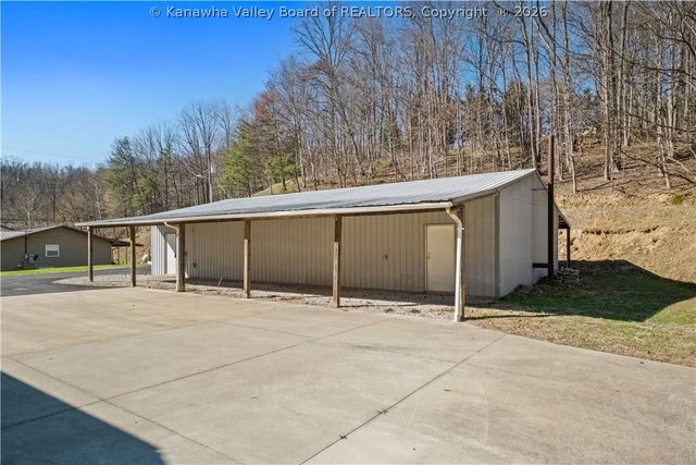 2935 Newhouse Drive, Charleston, WV 25302