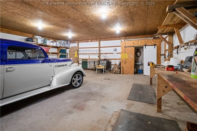 2935 Newhouse Drive, Charleston, WV 25302