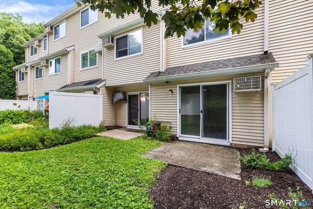 8 Rose Lane 10-11, Danbury, CT 06811