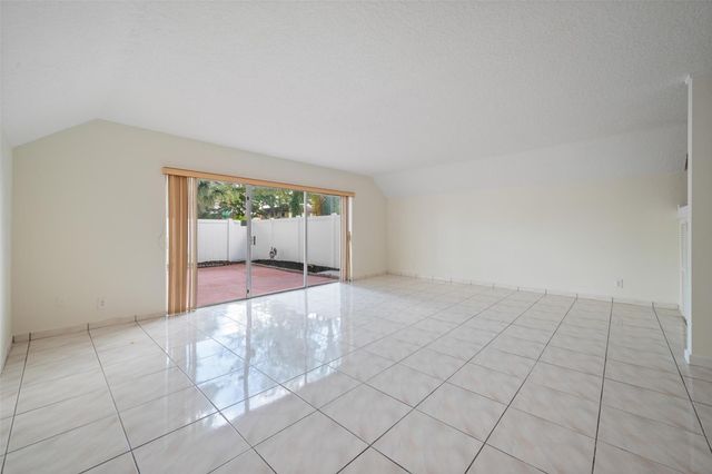 4024 SW 67th Ter 2, Davie, FL 33314