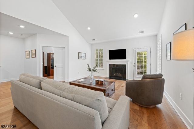 55 Longwood Dr, Monroe Twp., NJ 08831