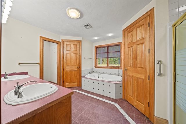 89 North St, Topsfield, MA 01983