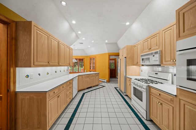89 North St, Topsfield, MA 01983