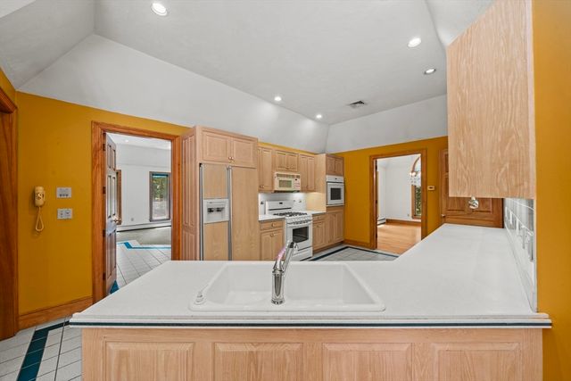 89 North St, Topsfield, MA 01983