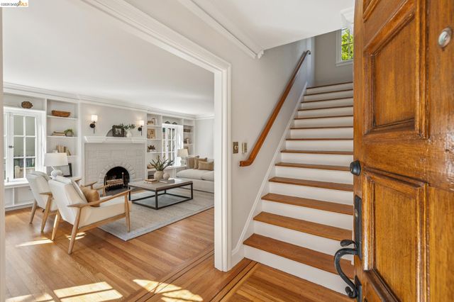 900 Rosemount Rd, Oakland, CA 94610