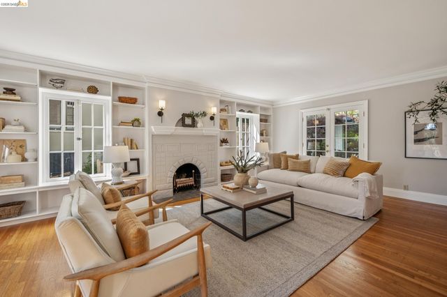 900 Rosemount Rd, Oakland, CA 94610