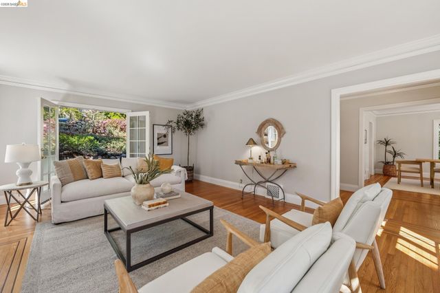 900 Rosemount Rd, Oakland, CA 94610