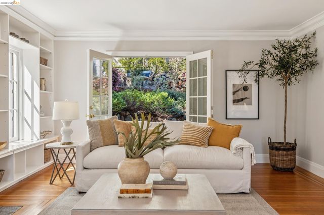 900 Rosemount Rd, Oakland, CA 94610