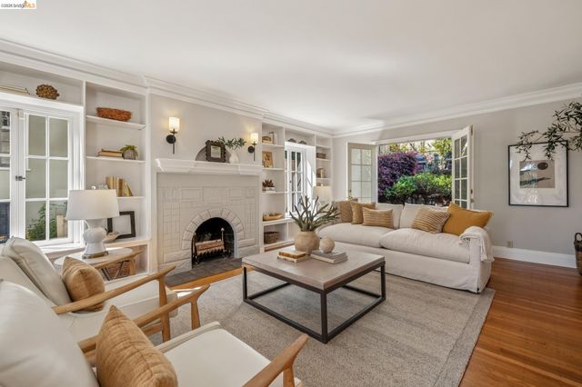 900 Rosemount Rd, Oakland, CA 94610