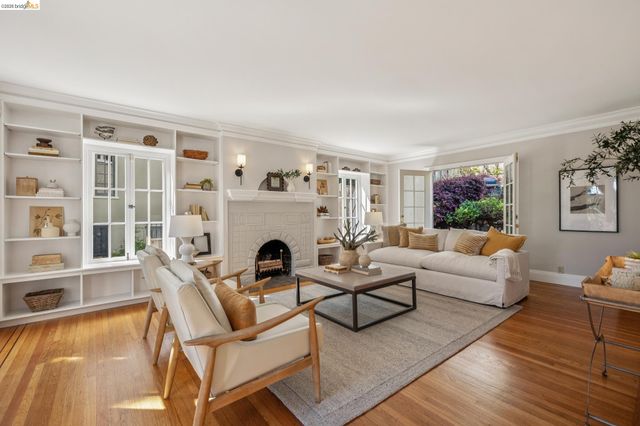 900 Rosemount Rd, Oakland, CA 94610