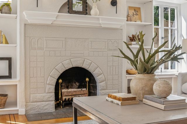 900 Rosemount Rd, Oakland, CA 94610