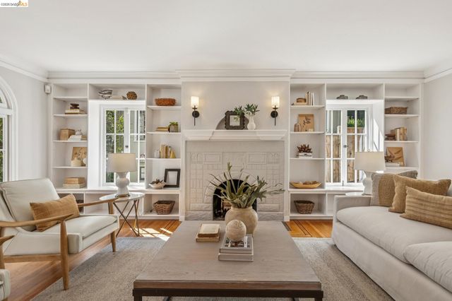 900 Rosemount Rd, Oakland, CA 94610