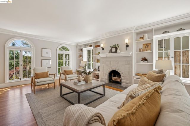 900 Rosemount Rd, Oakland, CA 94610