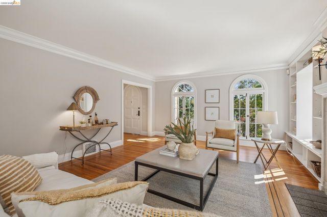 900 Rosemount Rd, Oakland, CA 94610