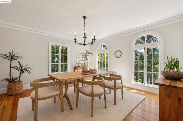 900 Rosemount Rd, Oakland, CA 94610