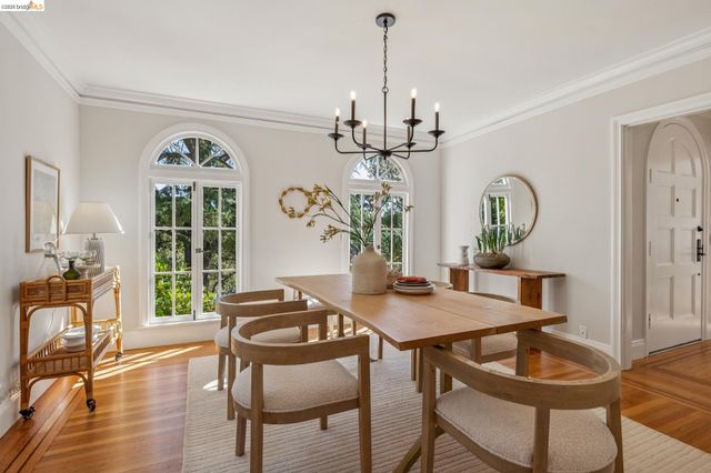 900 Rosemount Rd, Oakland, CA 94610