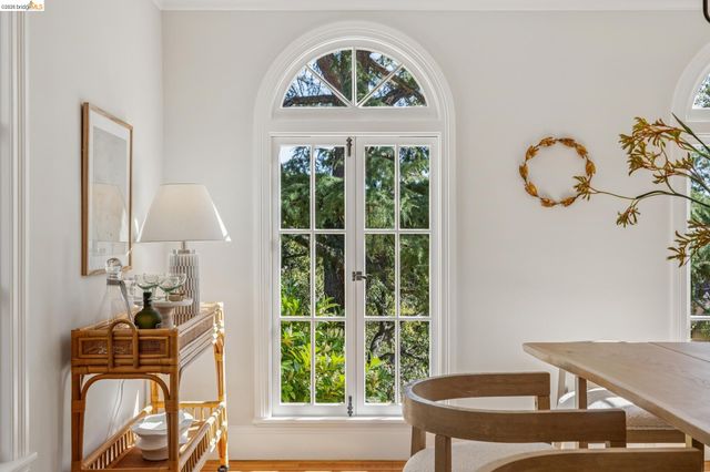 900 Rosemount Rd, Oakland, CA 94610