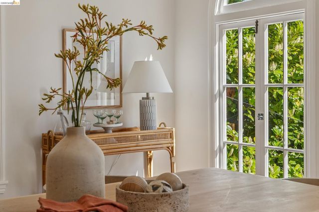 900 Rosemount Rd, Oakland, CA 94610