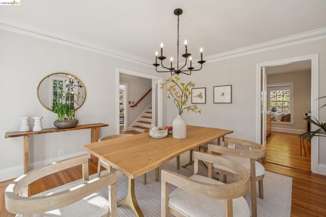 900 Rosemount Rd, Oakland, CA 94610