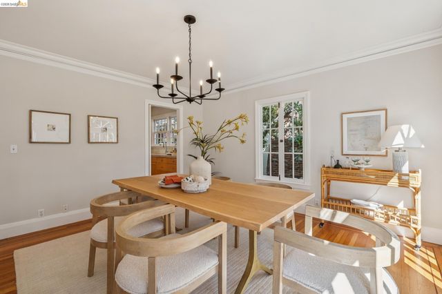 900 Rosemount Rd, Oakland, CA 94610