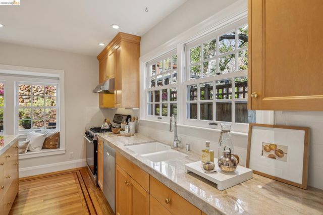 900 Rosemount Rd, Oakland, CA 94610