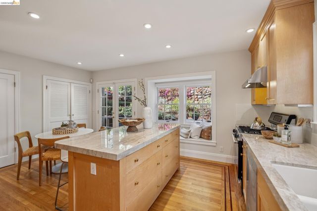 900 Rosemount Rd, Oakland, CA 94610