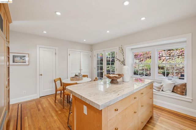 900 Rosemount Rd, Oakland, CA 94610