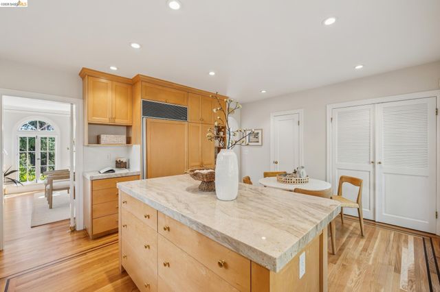 900 Rosemount Rd, Oakland, CA 94610