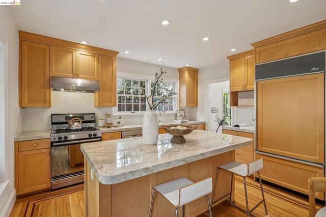 900 Rosemount Rd, Oakland, CA 94610