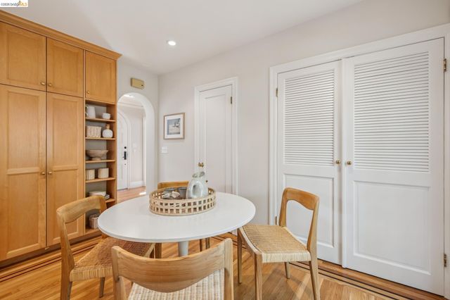 900 Rosemount Rd, Oakland, CA 94610