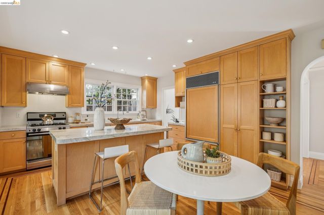 900 Rosemount Rd, Oakland, CA 94610