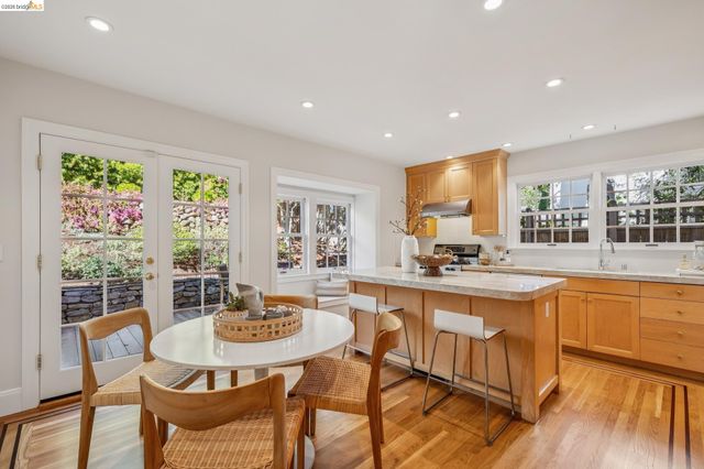 900 Rosemount Rd, Oakland, CA 94610