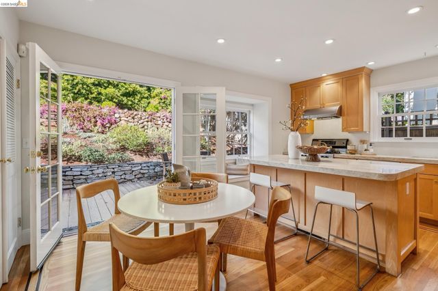 900 Rosemount Rd, Oakland, CA 94610