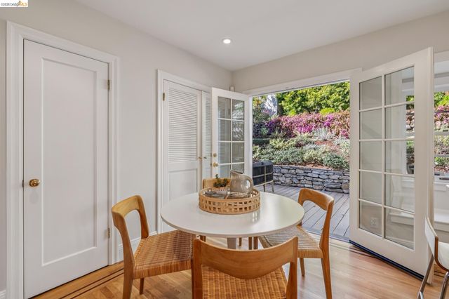 900 Rosemount Rd, Oakland, CA 94610