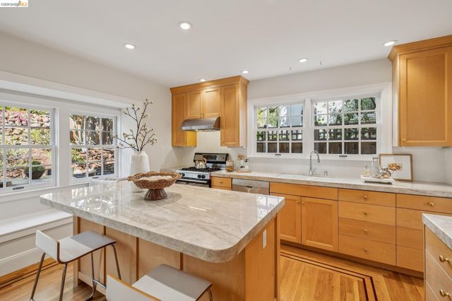 900 Rosemount Rd, Oakland, CA 94610