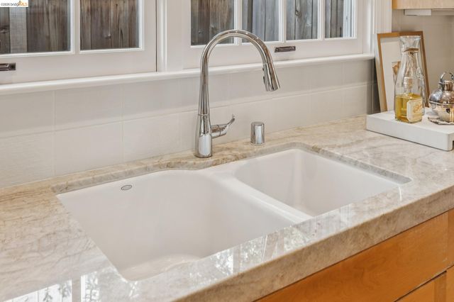 900 Rosemount Rd, Oakland, CA 94610