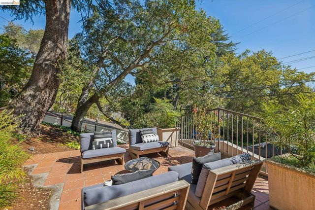 900 Rosemount Rd, Oakland, CA 94610